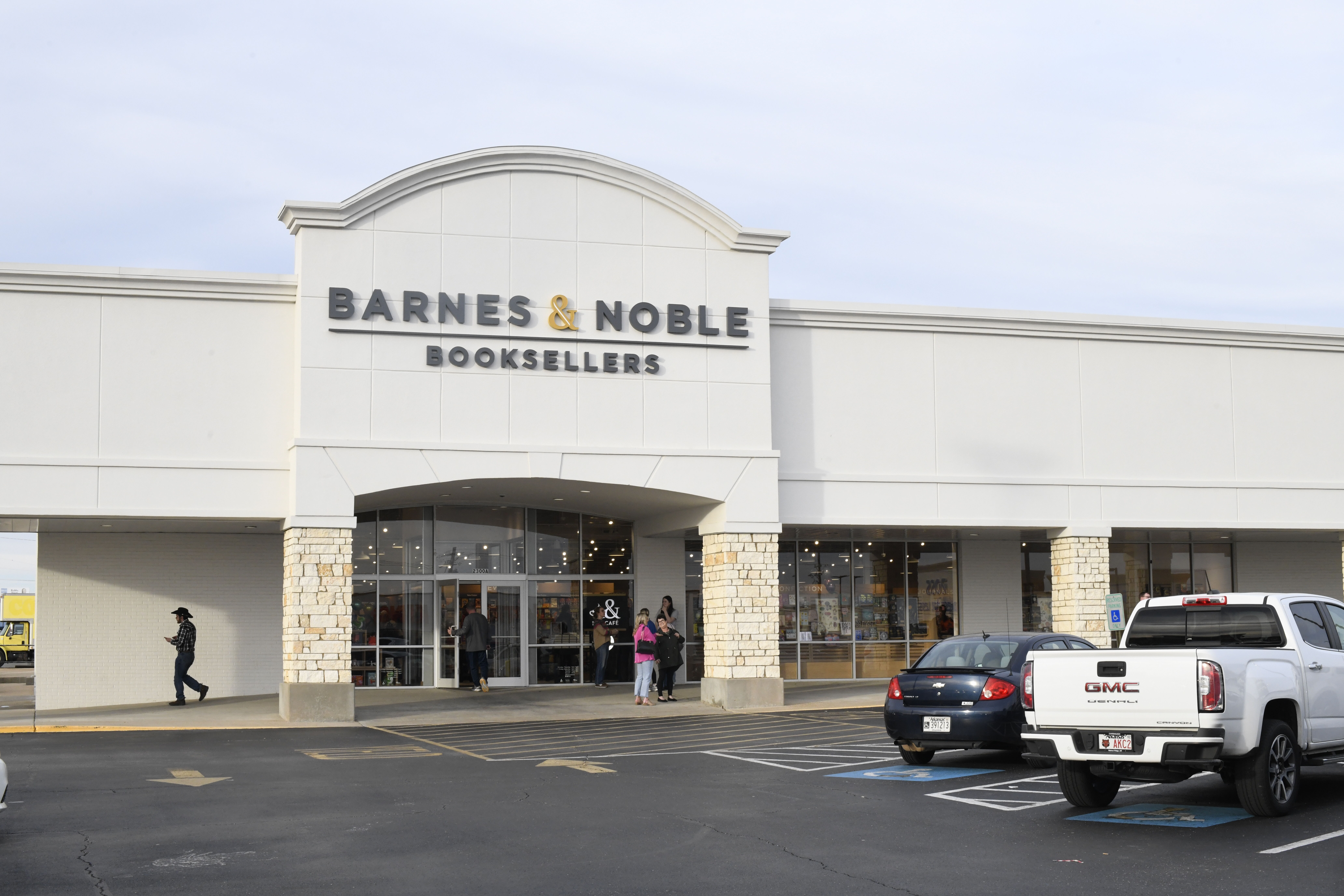 hundreds-attend-barnes-&-noble-grand-opening