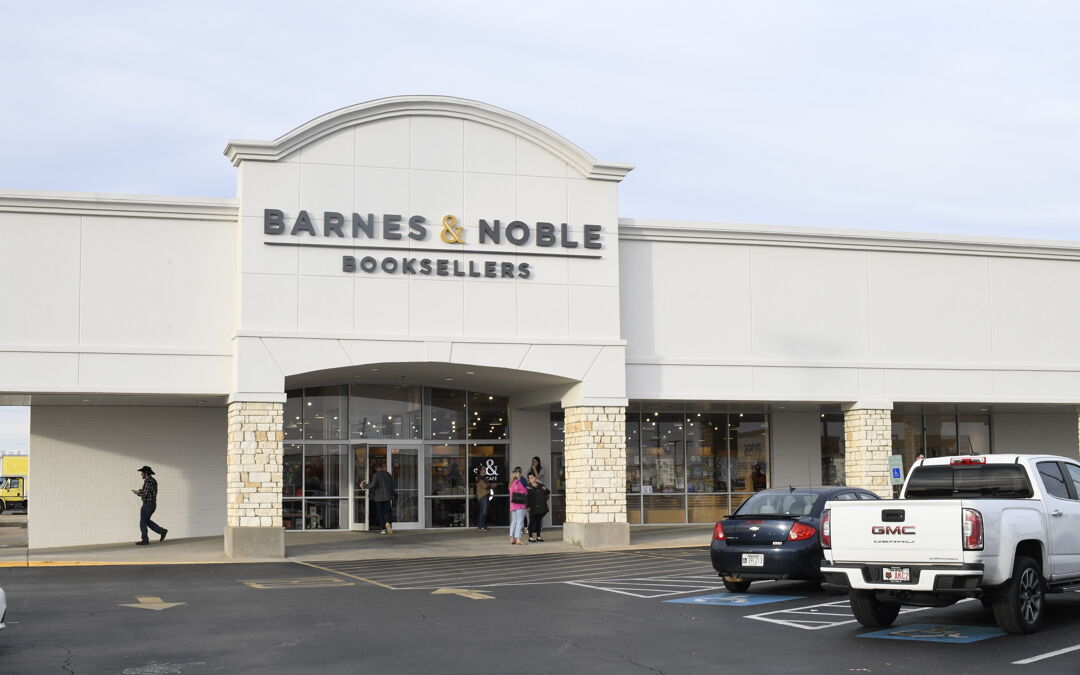 Hundreds attend Barnes & Noble grand opening